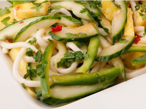 capsicum cucumber and udon salad 