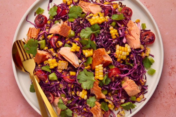 Corn red cabbage and smoked fish salad med