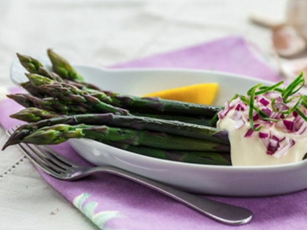 Asparagus with aioli 600x450