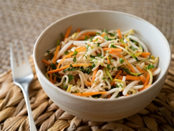 Noodles and vegetable snack 600x450