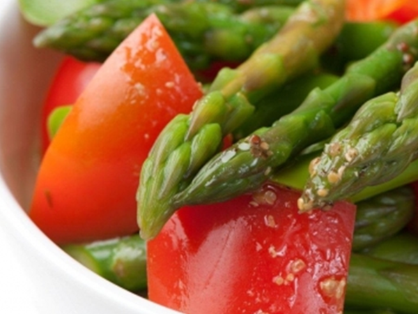 Red capsicum and asparagus salad 600x450