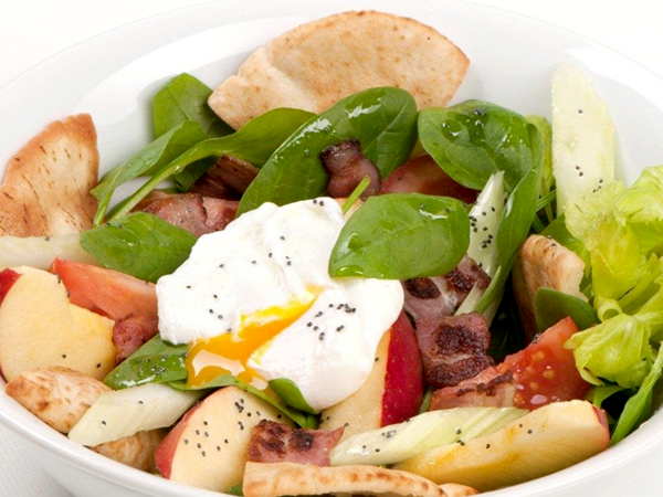 Salad with bacon and eggs 600x450